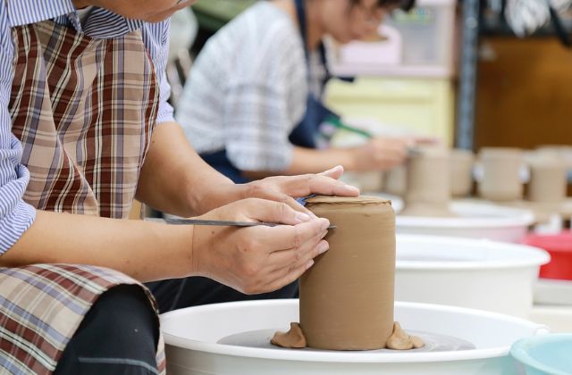 陶芸に勤しむ男性