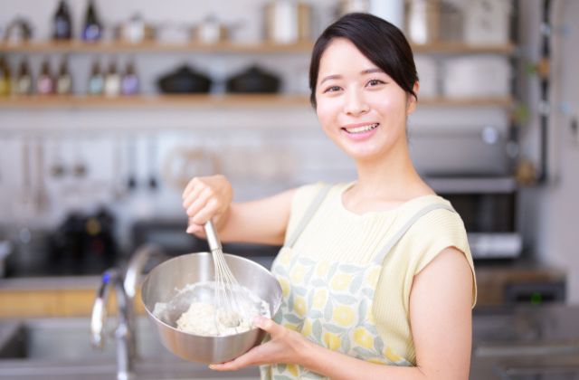 お料理を楽しむ女性