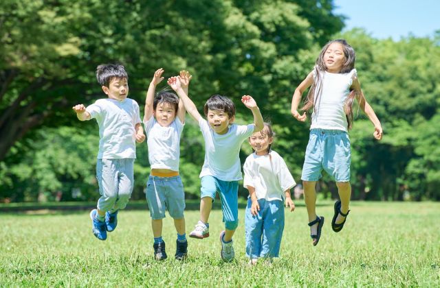 元気にジャンプする子どもたち