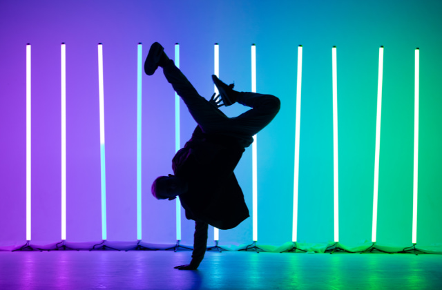ダンスをする男性