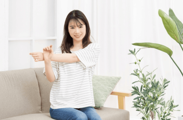 ストレッチしている女性