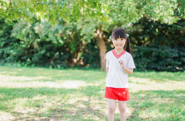 外にいる赤い体操服の少女
