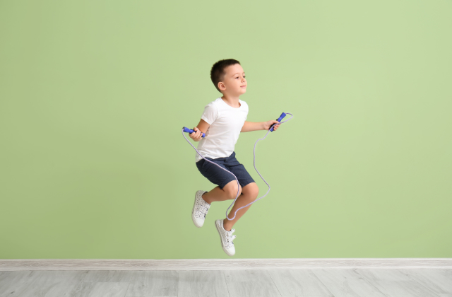 縄跳びを練習している子ども