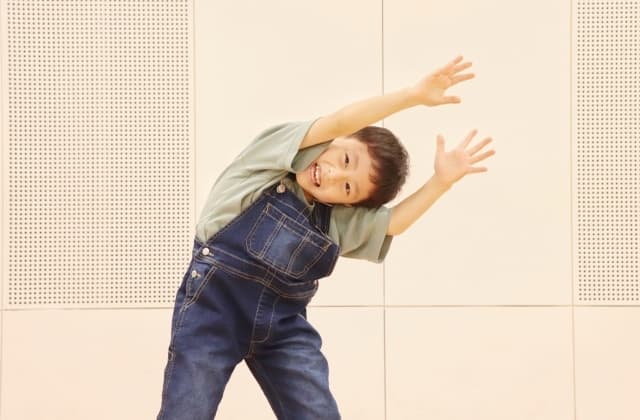 男の子がダンスしている様子