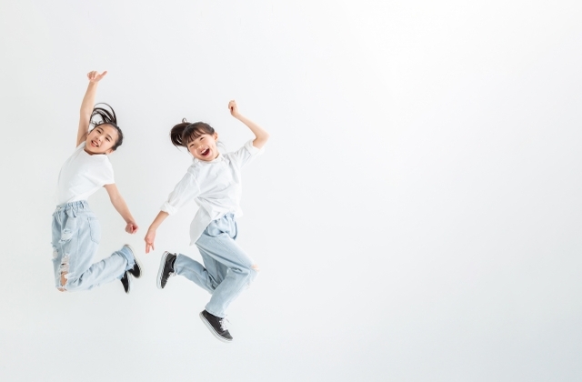 女の子2人がダンスしている様子