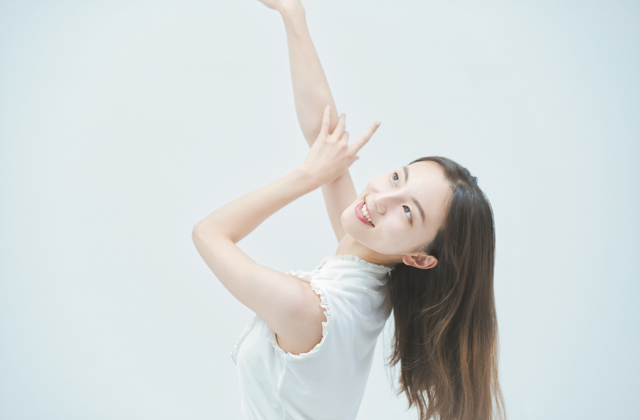 白い服を着た女性