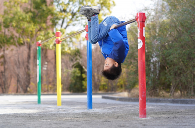 公園で逆上がりしている男の子