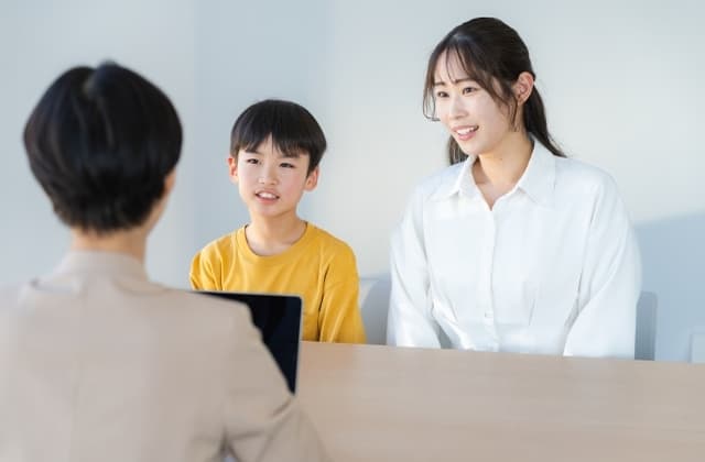 親子が先生と面談している様子