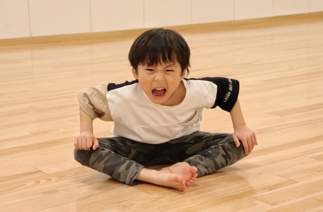 男の子がストレッチしている様子