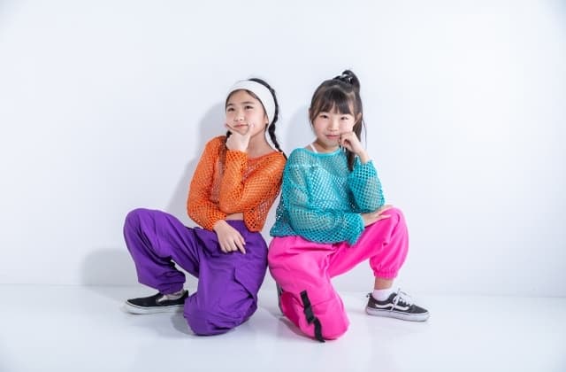 女の子2人がポーズしている様子